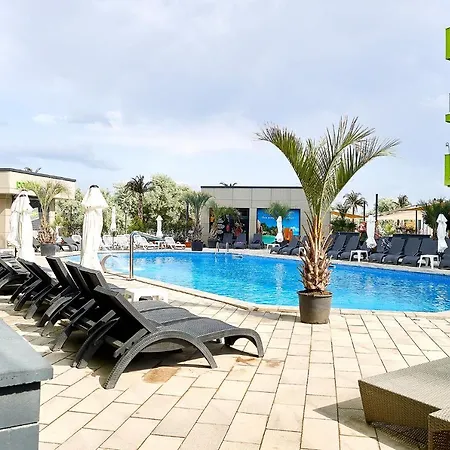 Mons Alezzi Beach N Pools Apartmán *